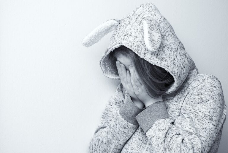 汗ジミが目立たないトップスはどれがオススメ？